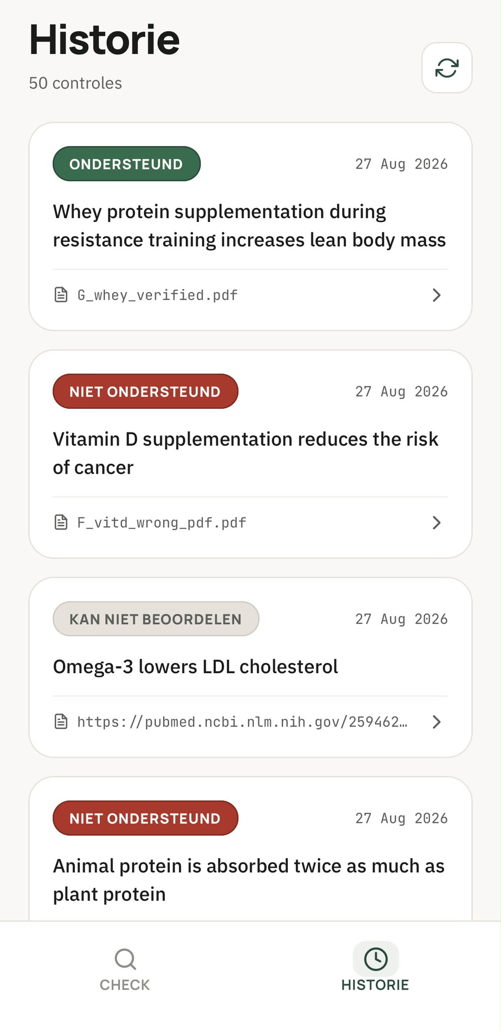 Schermafbeelding van de historie in de ScienceChecker, met 50 controles. Vier eerdere controles staan in beeld, elk met een oordeel: 'Ondersteund' bij een bewering over wei-eiwit en vetvrije massa, 'Niet ondersteund' bij vitamine D en kanker, 'Kan niet beoordelen' bij omega-3 en LDL-cholesterol met een PubMed-link als bron, en 'Niet ondersteund' bij een bewering over de opname van dierlijk en plantaardig eiwit.