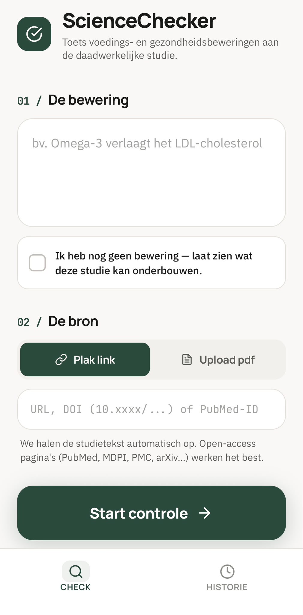 Schermafbeelding van het invulscherm van de ScienceChecker. Stap 01 is de bewering, met als voorbeeld 'Omega-3 verlaagt het LDL-cholesterol', en een vakje voor wie nog geen bewering heeft en wil zien wat een studie kan onderbouwen. Stap 02 is de bron: een link, DOI of PubMed-ID plakken, of een pdf uploaden. Onderaan staat de knop 'Start controle'.